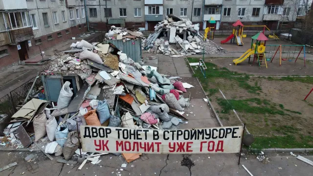 Двор тонет в строймусоре. УК молчит уже год